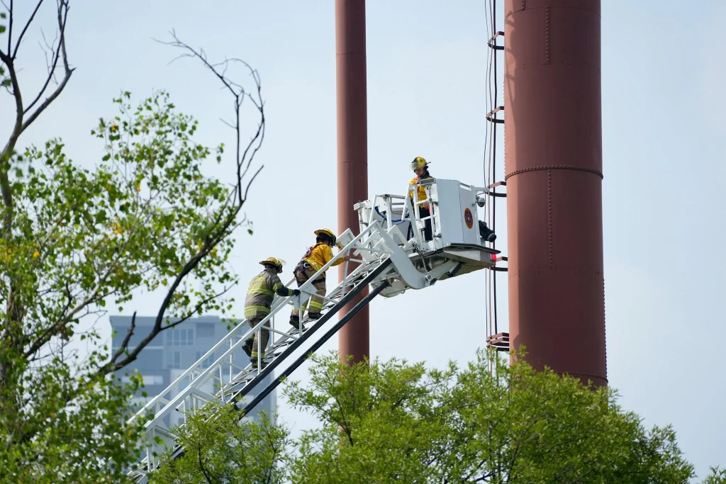 Emergencia en Fundidora; hombre sube a estructura de 25 metros 3 emergencia fundidora hombre estructura 99
