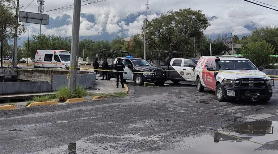 encuentran-hombre-sin-vida-monterrey Corporaciones de auxilio en el arroyo de Monterrey donde hallaron a un hombre sin vida