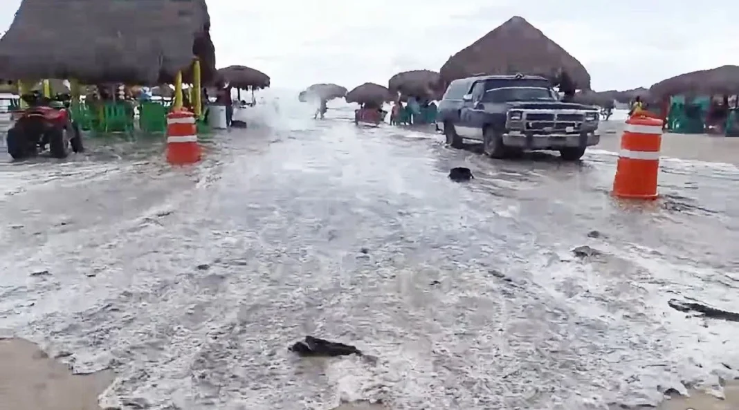 espuma-fuerte-oleaje-playa-miramar Presencia de espuma y fuerte oleaje en las costas de Playa Miramar en Ciudad Madero.