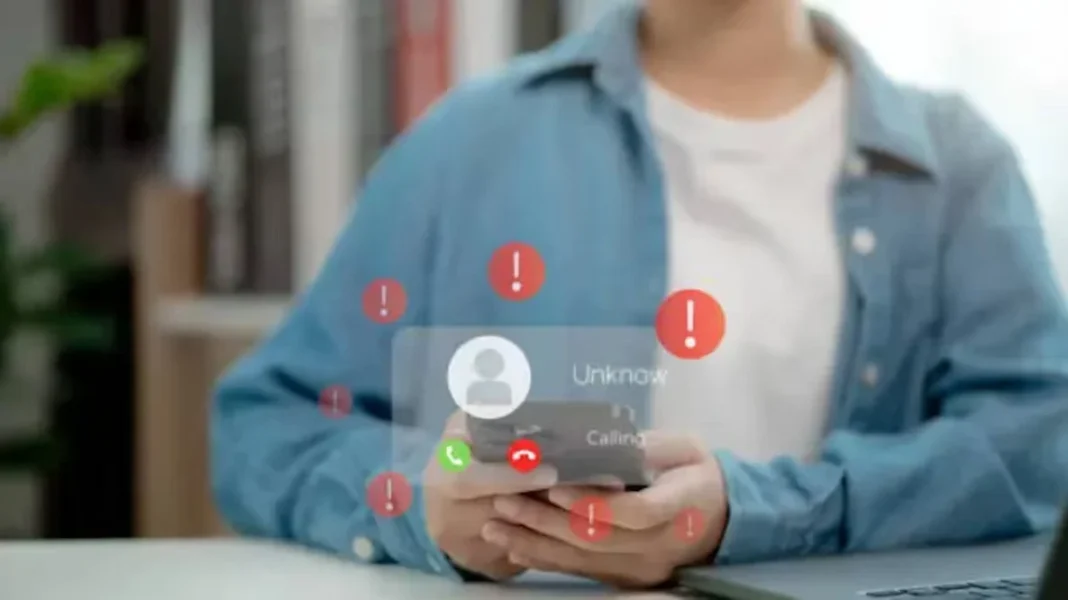 estafa-mensajes-llamadas-robar-datos Un telefono celular con notificaciones sobre una posible estafa.