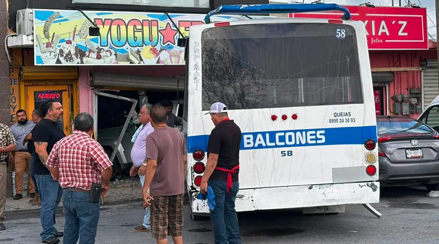 falla-en-frenos-provoca-choque-multiple-en-la-colonia-benito-juarez Un microbús del transporte público protagonizó un choque múltiple luego de que presuntamente registrara una falla en el sistema de frenos cuando circulaba por la plaza principal de la colonia Benito Juárez.