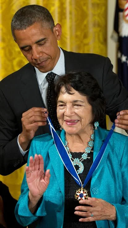 Fallece Dolores Huerta, activista de los derechos civiles en Estados Unidos 3 Legado y trayectoria en la lucha social Dolores Huerta deja un legado en la lucha y defensa de las mujeres, campesinos e inmigrantes en Estados Unidos, también fue cofundadora de la Asociación de Trabajadores Agrícolas Unidos y una líder del movimiento chicano por los derechos civiles. Dolores Clara Fernández Huerta había nacido el 10 de abril de 1930 en Dawson, Nuevo México, pero creció en California. Fue maestra y años después inició la lucha como activista al lado de César Chávez. Padeció represión, estuvo encarcelada y en 1980 fue brutalmente golpeada por policías en una manifestación. En 1960 cofundó junto a César Chávez lo que hoy se conoce como el sindicato United Farm Workers. Fue una de las voces hispanas más influyentes en la historia de los Estados Unidos, dedicando décadas a garantizar salarios justos, seguros y mejores condiciones para los trabajadores agrícolas migrantes.
