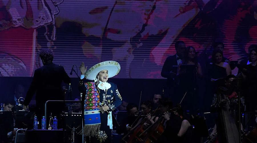 Festival Santa Lucía inaugura su 19a edición con tributo a Juan Gabriel 3 Artistas en el escenario durante la inauguración del Festival Santa Lucía.