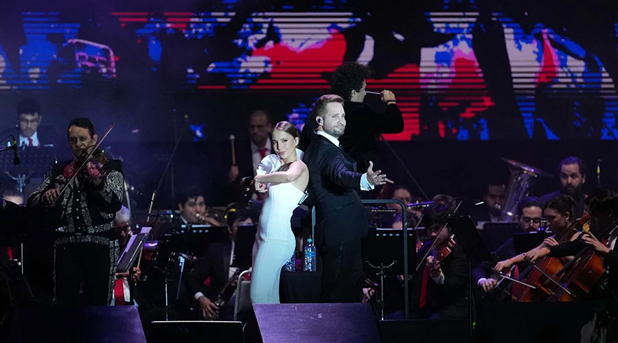 Festival Santa Lucía inaugura su 19a edición con tributo a Juan Gabriel 2 Artistas en el escenario durante la inauguración del Festival Santa Lucía.