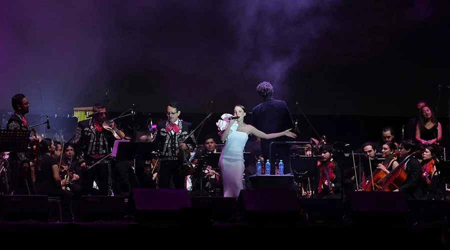 Festival Santa Lucía inaugura su 19a edición con tributo a Juan Gabriel 1 Artistas en el escenario durante la inauguración del Festival Santa Lucía.