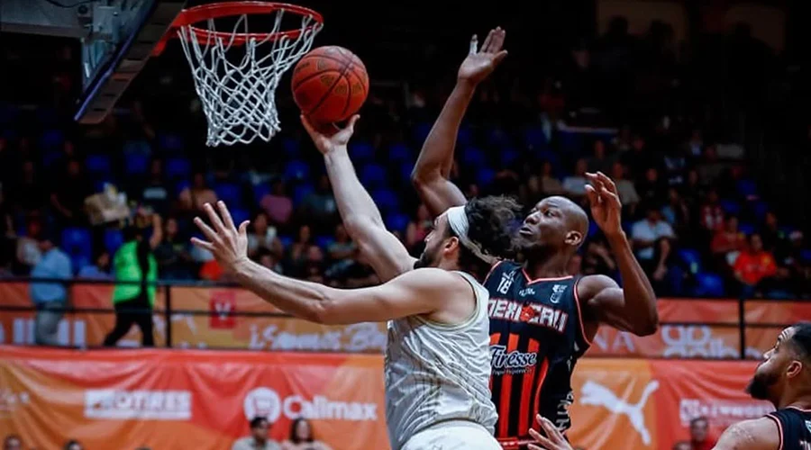 fuerza-regia-avanza-playoffs Jugadores de Fuerza Regia celebrando el triunfo y pase a playoffs en la LNBP