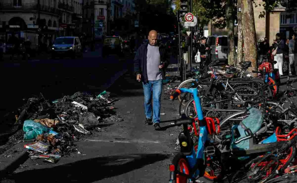 Guía turística se viraliza por recorrer París en medio del caos 1 guia turistica paris 4