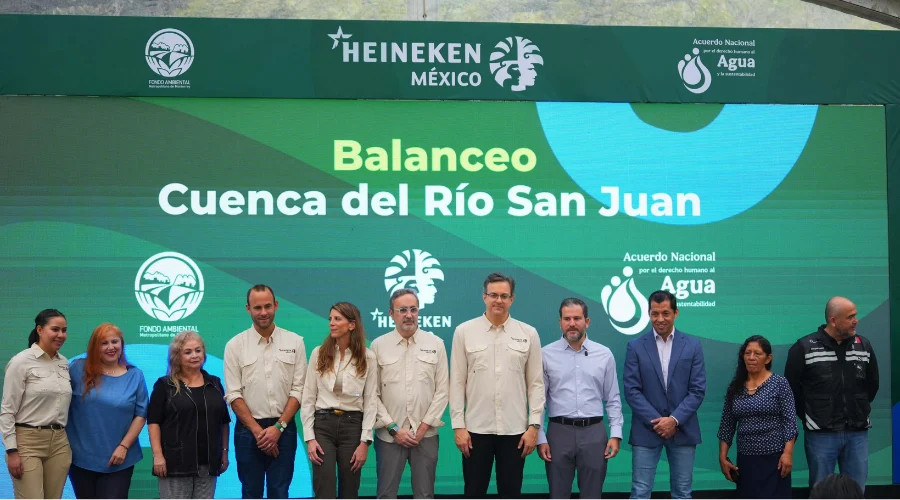 heineken-mexico-reabastecimiento-agua Representantes de Heineken México y autoridades en el anuncio de reabastecimiento hídrico.