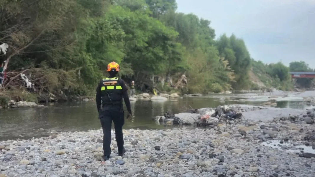 hombre-arrastrado-corriente-monterrey Personal de rescate realiza la búsqueda de hombre arrastrado por la corriente en Monterrey.