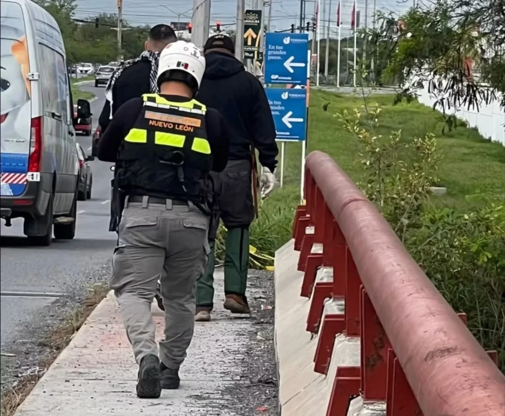 Buscan a hombre arrastrado por la corriente en Monterrey 1 Personal de rescate realiza la búsqueda de hombre arrastrado por la corriente en Monterrey.