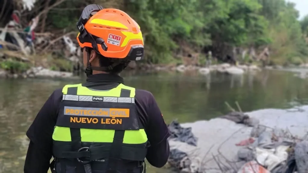 Buscan a hombre arrastrado por la corriente en Monterrey 2 Personal de rescate realiza la búsqueda de hombre arrastrado por la corriente en Monterrey.