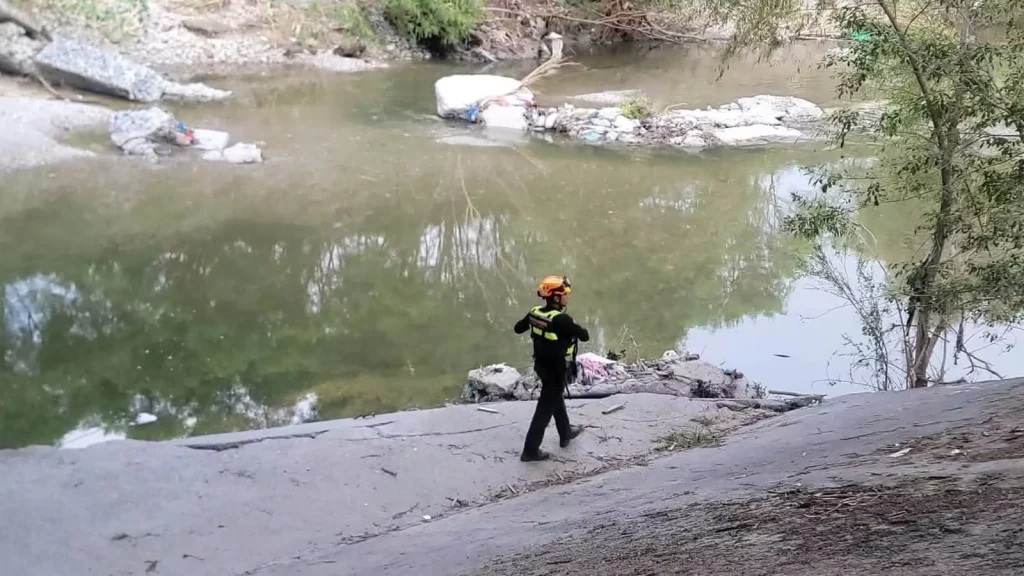 Buscan a hombre arrastrado por la corriente en Monterrey 3 Personal de rescate realiza la búsqueda de hombre arrastrado por la corriente en Monterrey.