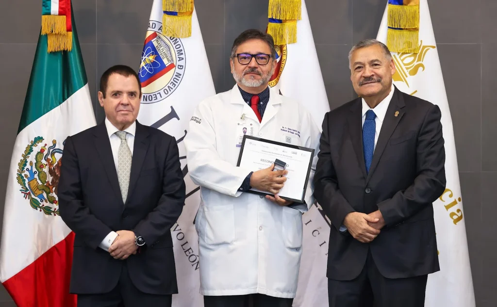Rinde homenaje UANL a 78 profesores de Medicina 9 Rinde homenaje UANL a 78 profesores de Medicina
