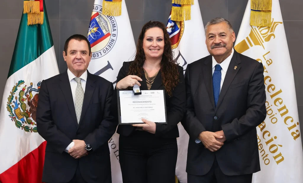 Rinde homenaje UANL a 78 profesores de Medicina 11 Rinde homenaje UANL a 78 profesores de Medicina
