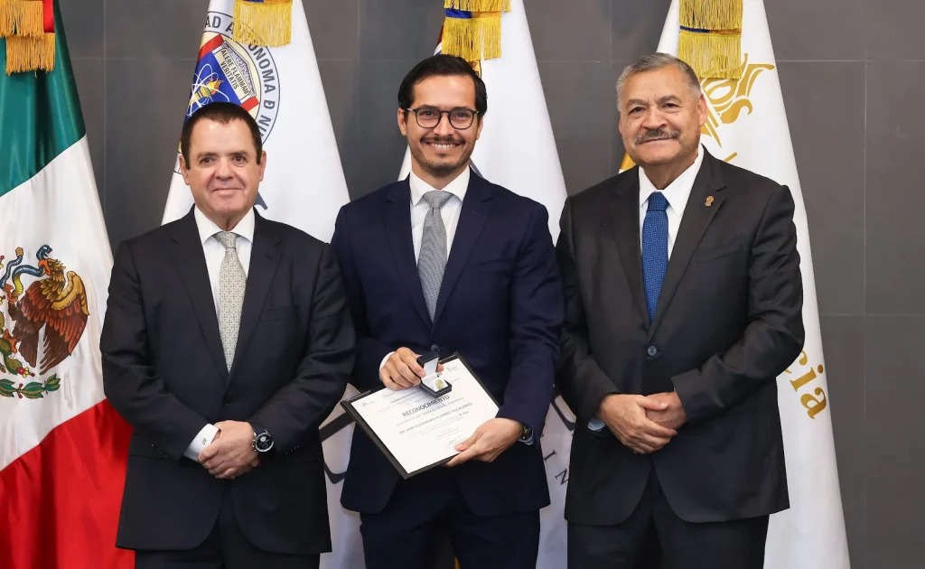Rinde homenaje UANL a 78 profesores de Medicina 12 Rinde homenaje UANL a 78 profesores de Medicina