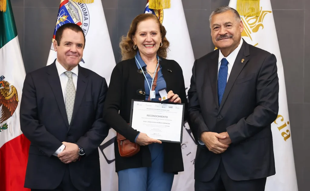 Rinde homenaje UANL a 78 profesores de Medicina 2 Rinde homenaje UANL a 78 profesores de Medicina
