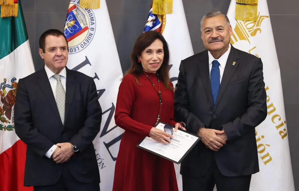 Rinde homenaje UANL a 78 profesores de Medicina 4 Rinde homenaje UANL a 78 profesores de Medicina