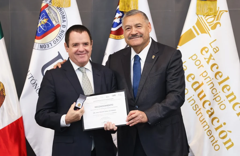 Rinde homenaje UANL a 78 profesores de Medicina 5 Rinde homenaje UANL a 78 profesores de Medicina