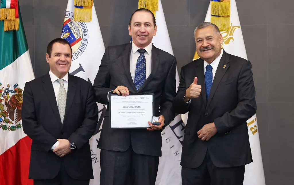 Rinde homenaje UANL a 78 profesores de Medicina 6 Rinde homenaje UANL a 78 profesores de Medicina