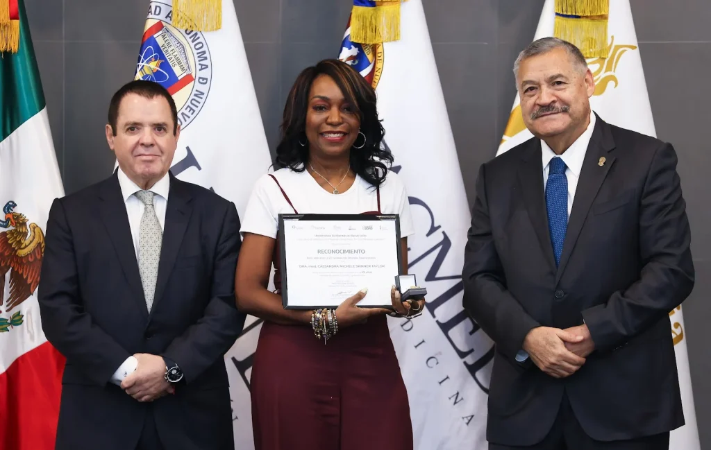 Rinde homenaje UANL a 78 profesores de Medicina 7 Rinde homenaje UANL a 78 profesores de Medicina