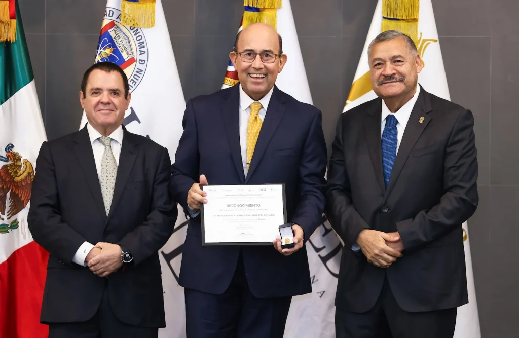 Rinde homenaje UANL a 78 profesores de Medicina 8 Rinde homenaje UANL a 78 profesores de Medicina