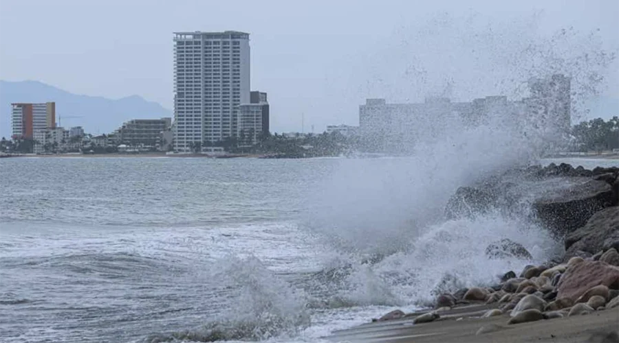 Olas de huracán Simon rompen con furia en El Caballito de Puerto Vallarta 1 huracan simon puerto vallarta 01