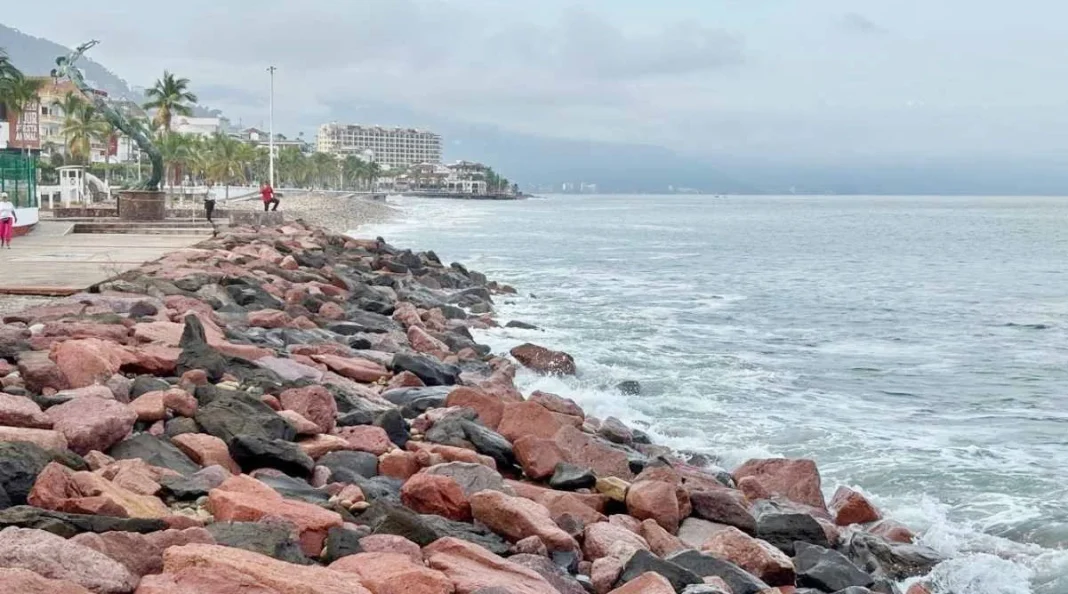 huracan-simon-puerto-vallarta Malecón y costas ante la llegada del huracán Simón en Puerto Vallarta