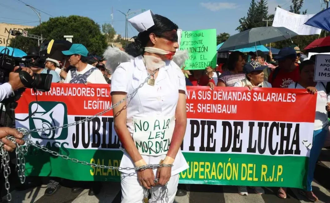 imss-marcha-trabajadores Marcha trabajadores del IMSS protestando por aumento salarial y falta de insumos médicos.