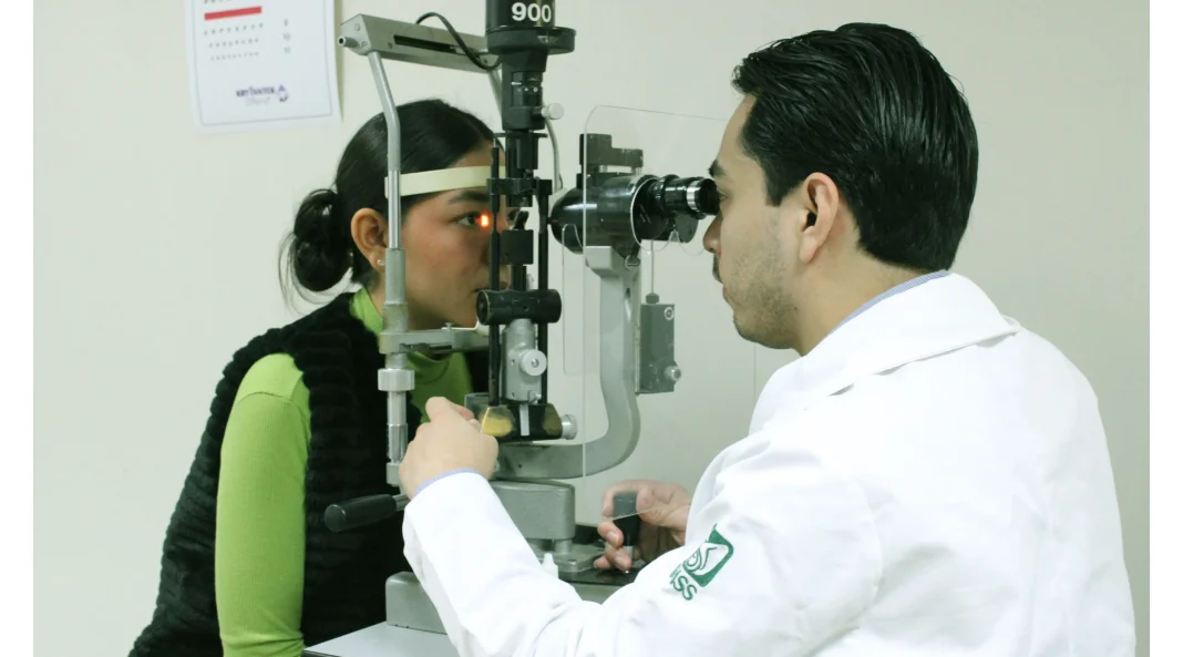 imss-tamaulipas-salud-visual Especialistas del IMSS Tamaulipas salud visual realizando un examen de la vista a un paciente