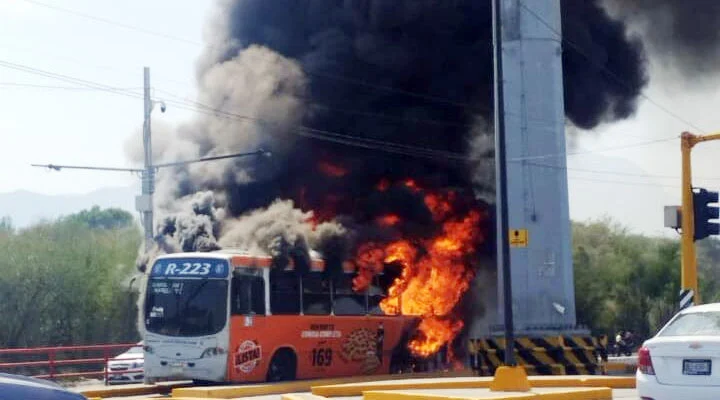 incendio-camion-ruta-223-juarez Camión de la Ruta 223 calcinado tras incendio en estación de gas en Juárez, Nuevo León.