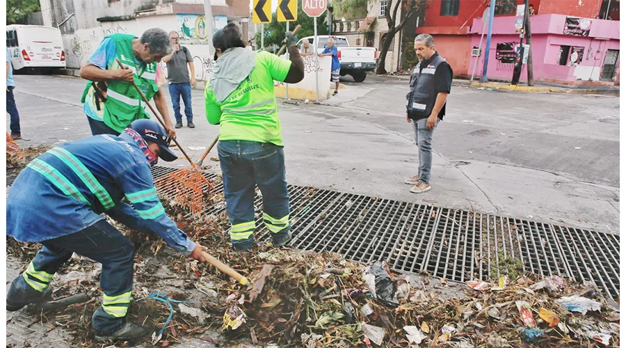 intensifica-municipio-limpieza-parrillas Intensifica Municipio de Monterrey limpieza de parrillas, bocatormentas y transversales en la ciudad.