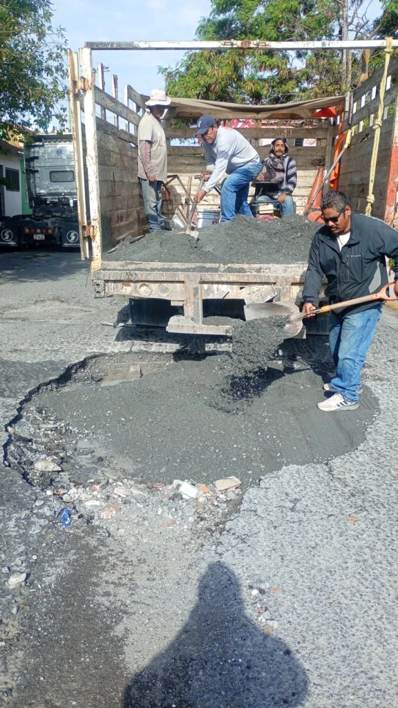 Jesús Nava refuerza trabajos de bacheo tras lluvias 2 jesus nava bacheo 19oct 3