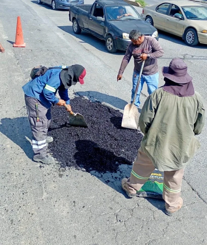 Jesús Nava mantiene gobierno en calle: "Aquí se viene a resolver" 1 jesus nava cuadrillas baches 2