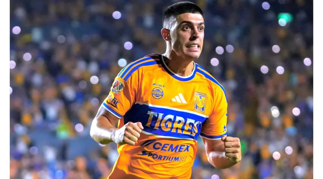 juan-brunetta-renueva-contrato-tigres El futbolista Juan Brunetta celebra su renovación de contrato con el club Tigres.