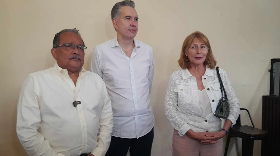 karina-barron-clara-luz Conferencia de prensa donde Waldo Fernández cuestiona la incorporación de Karina Barrón al equipo de Morena.