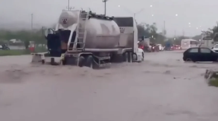 lluvias-de-nuevo-leon-rescates Un vehículo varado por las lluvias de Nuevo León atendido por corporaciones de auxilio.