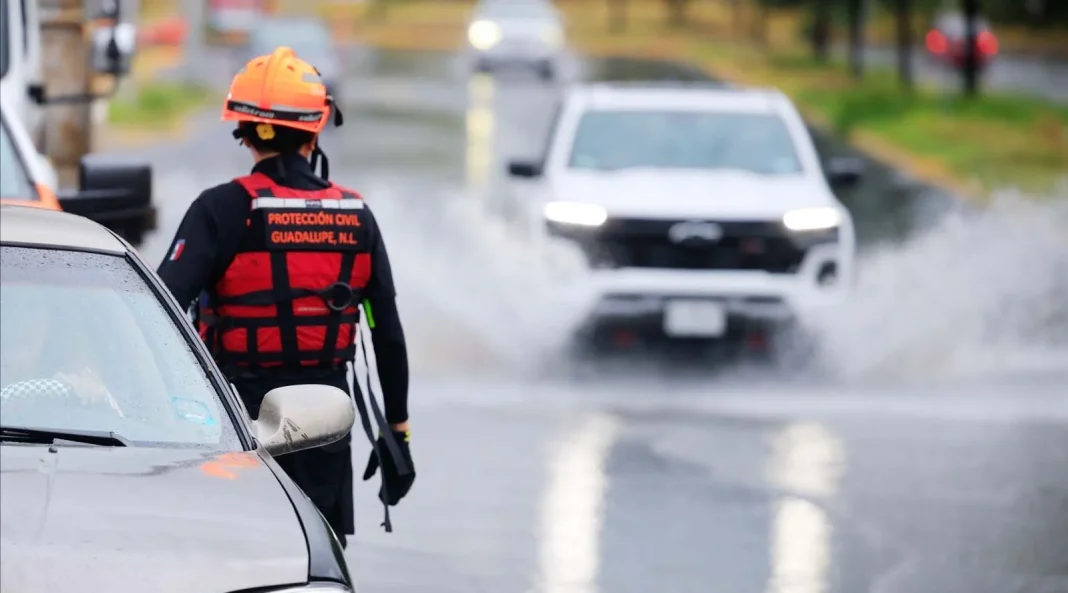 lluvias-en-guadalupe-brigada-limpieza Personal de Servicios Públicos realizando trabajos preventivos ante las lluvias en Guadalupe