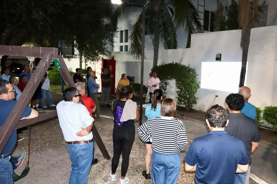 Dialoga Eduardo López Arias con vecinos del fraccionamiento Las Quintas 1 Dialoga Eduardo López Arias con vecinos del fraccionamiento Las Quintas