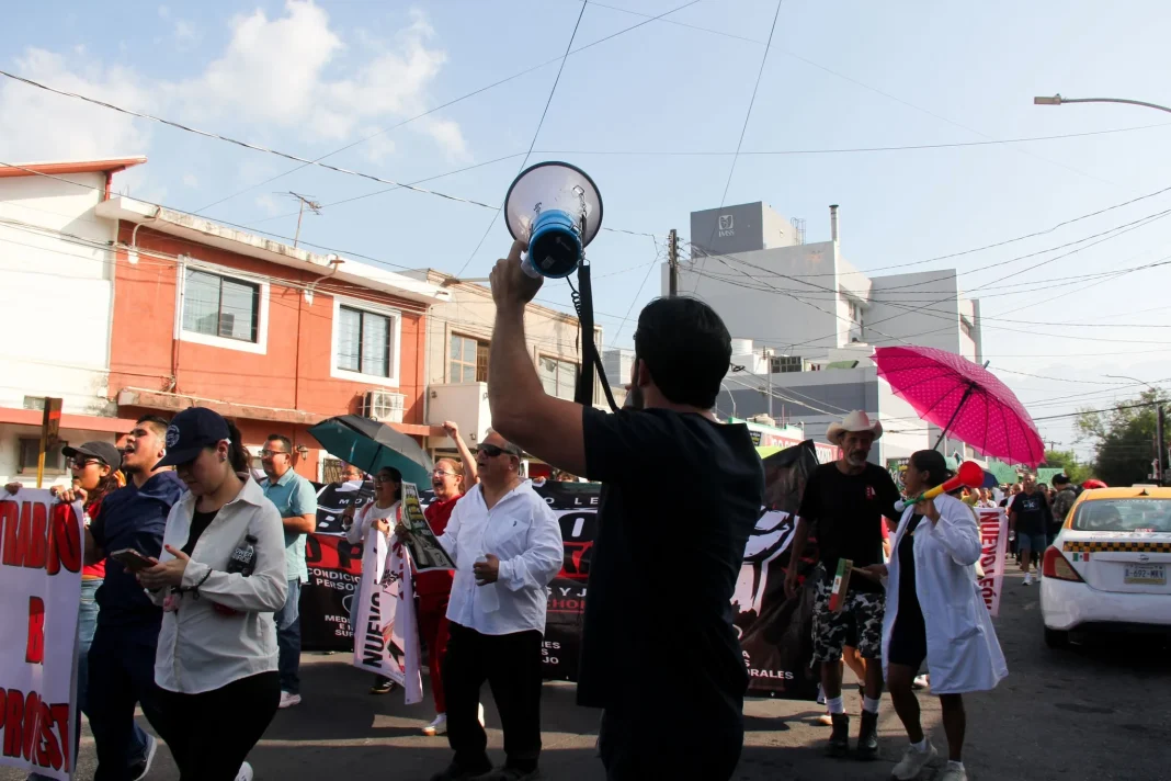 marchan-empleados-del-imss-1 Marchan empleados del IMSS en Monterrey protestando por falta de insumos laborales.