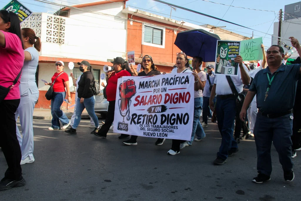 Marchan empleados del IMSS en Monterrey 1 Marchan empleados del IMSS en Monterrey protestando por falta de insumos laborales.