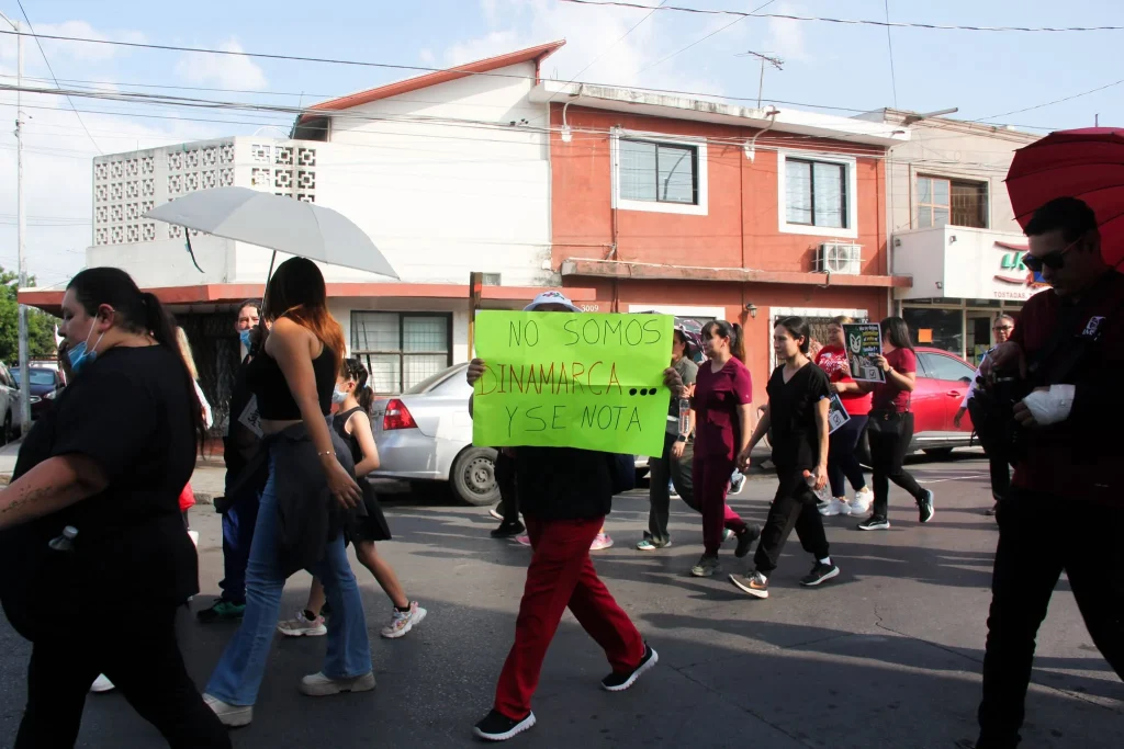 Marchan empleados del IMSS en Monterrey 2 Marchan empleados del IMSS en Monterrey protestando por falta de insumos laborales.