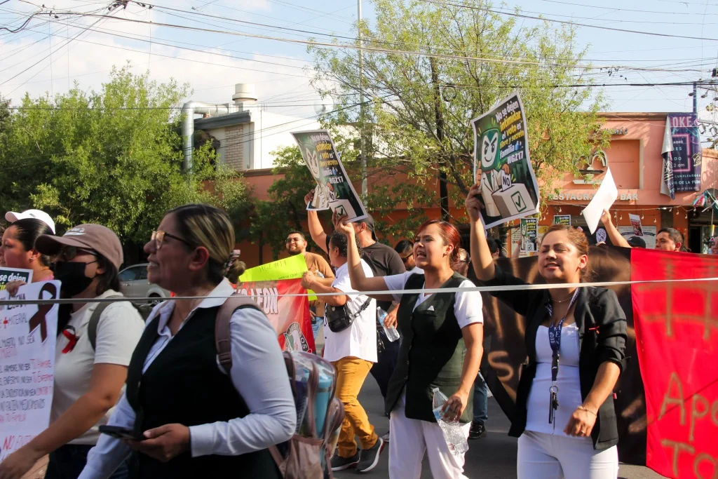 Marchan empleados del IMSS en Monterrey 4 Marchan empleados del IMSS en Monterrey protestando por falta de insumos laborales.