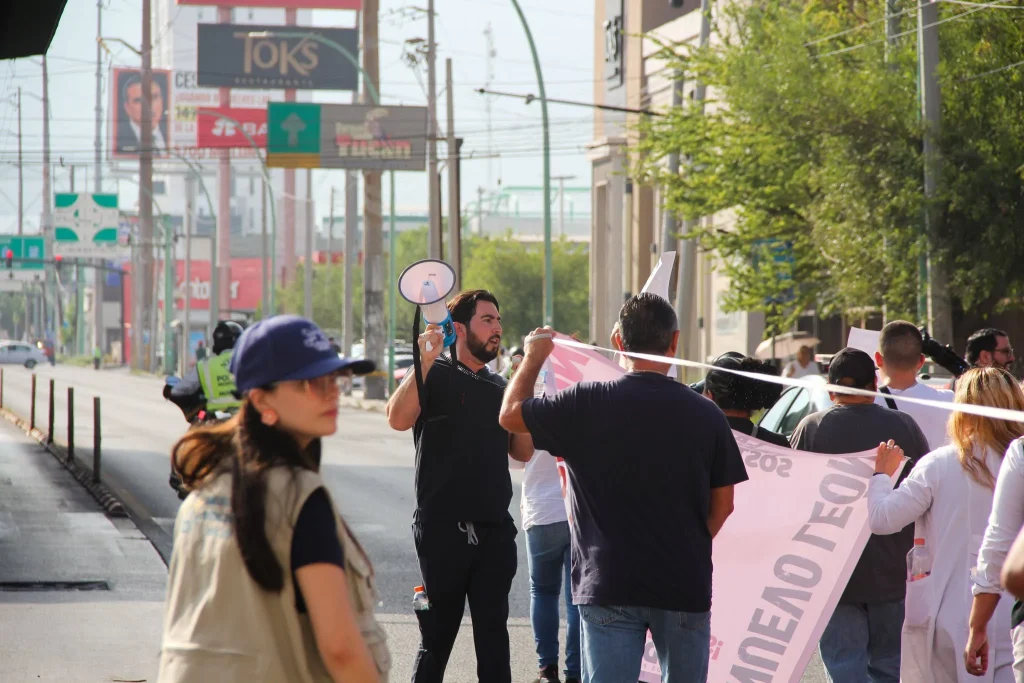 Marchan empleados del IMSS en Monterrey 6 Marchan empleados del IMSS en Monterrey protestando por falta de insumos laborales.