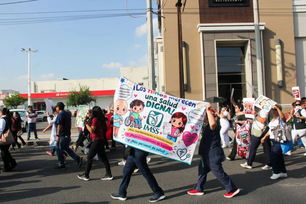 Marchan empleados del IMSS en Monterrey 7 Marchan empleados del IMSS en Monterrey protestando por falta de insumos laborales.