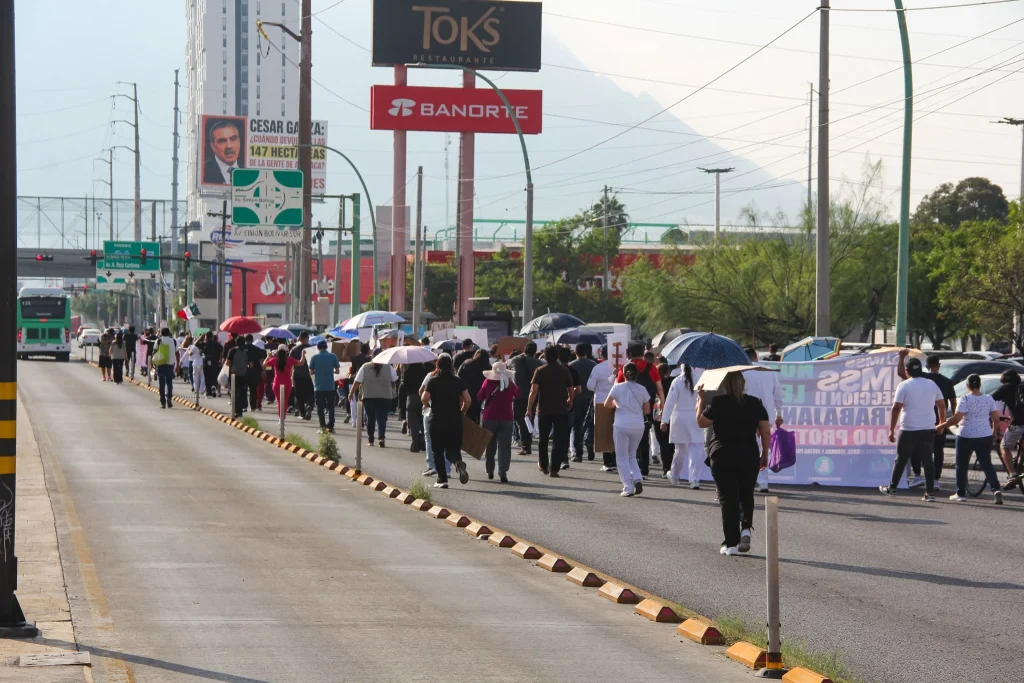 Marchan empleados del IMSS en Monterrey 8 Marchan empleados del IMSS en Monterrey protestando por falta de insumos laborales.