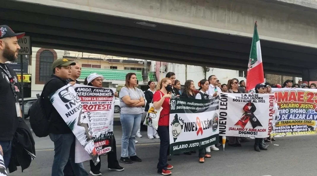marchan-empleados-imss-clinica-28 Empleados del IMSS protestan y marchan desde la Clínica 28 en Monterrey.