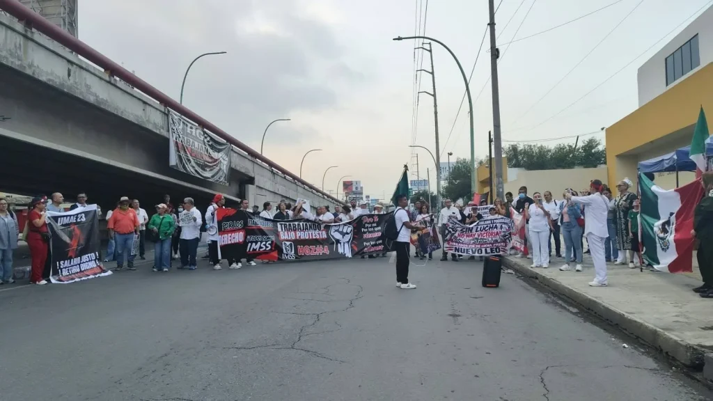 Marchan empleados del IMSS desde Clínica 28 a sede sindical en Monterrey 2 marchan empleados imss clinica 28 22