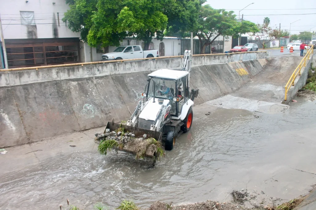Retira Gobierno de Monterrey 4 mil toneladas de basura y escombro del Canal Medular 1 Retira Gobierno de Monterrey 4 mil toneladas de basura y escombro del Canal Medular