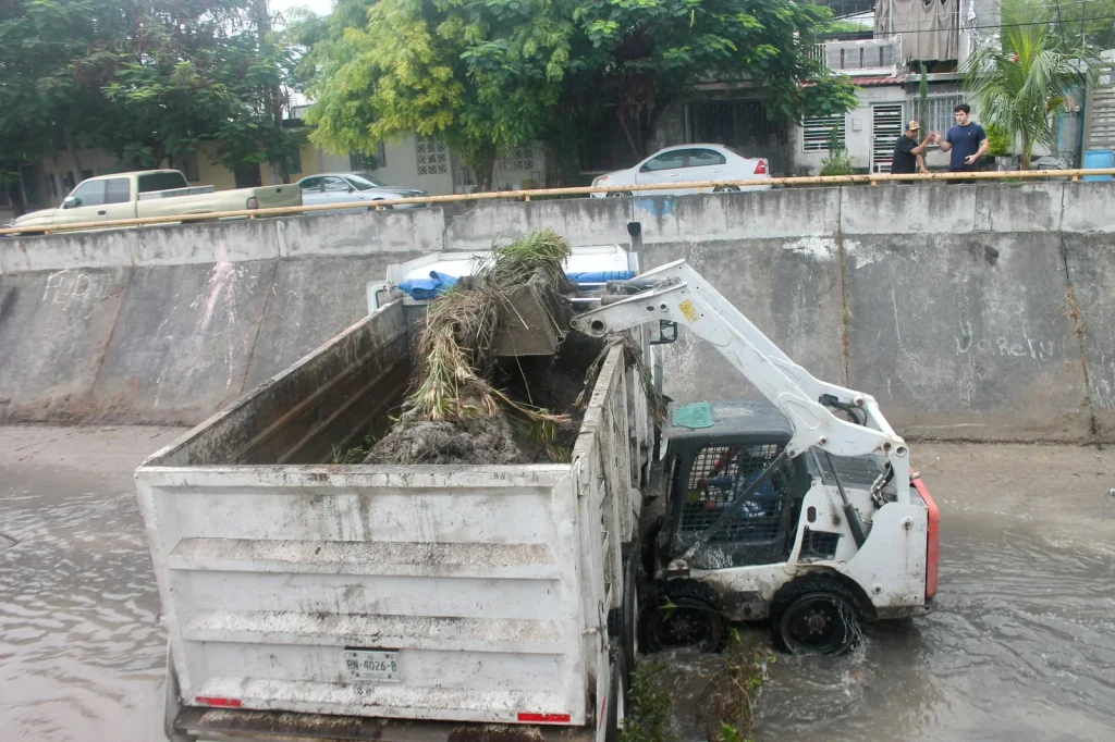 Retira Gobierno de Monterrey 4 mil toneladas de basura y escombro del Canal Medular 2 Retira Gobierno de Monterrey 4 mil toneladas de basura y escombro del Canal Medular