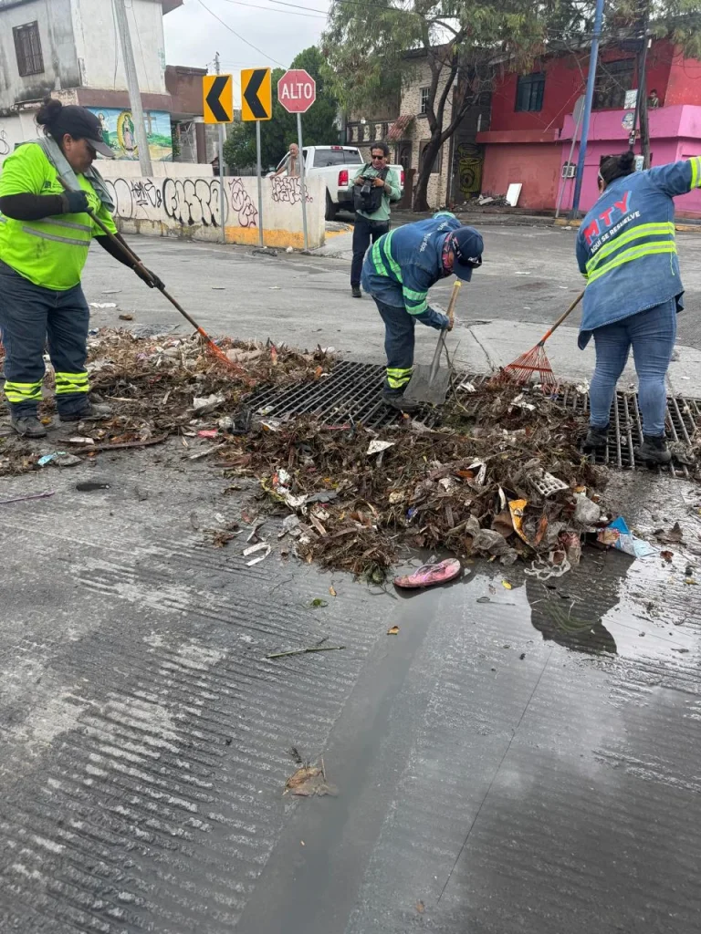 Refuerza Monterrey limpieza de rejillas ante las lluvias 2 monterrey limpieza rejillas 2